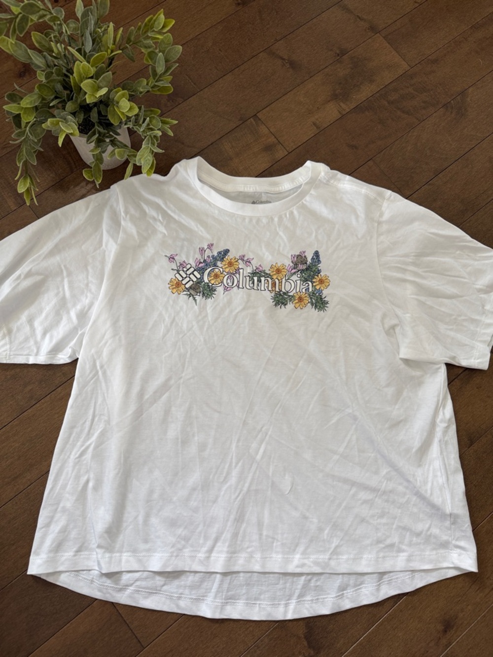 NWOT Columbia White floral tee